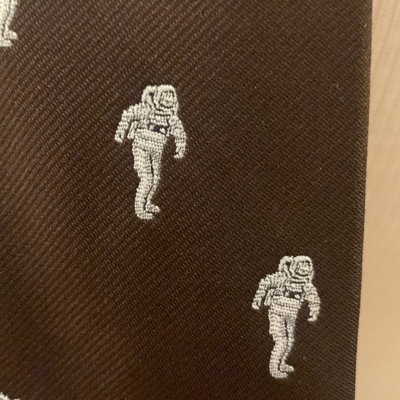 80’s INCREDIBLE SPACE SHUTTLE CHALLENGER AND ASTRONAUT EMBROIDERED NECKTIE. - Picture 6 of 10